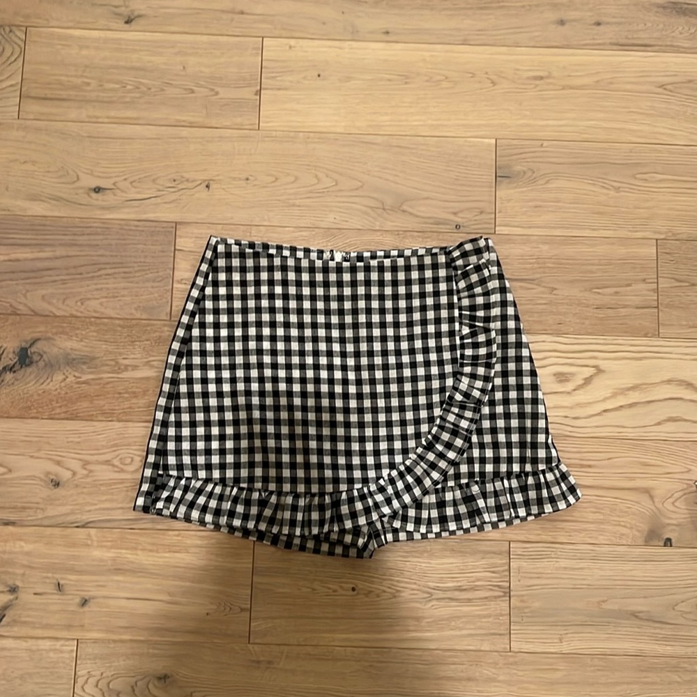 Altered state gingham plaid black and white skort with ruffle detailing